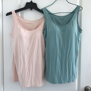 Bundle of 2 Uniqlo Airism tanks with built in bra
